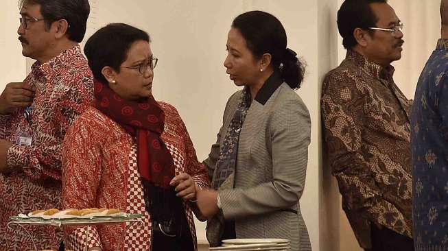 Menteri BUMN Rini Soemarno (kedua kanan) bersama Menteri Luar Negeri Retno Marsudi (kedua kiri) berbincang sebelum Sidang Kabinet Paripurna terkait pagu indikatif RAPBN 2018 di Istana Negara, Jakarta, Selasa (4/4).