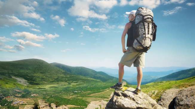 Ilustrasi seorang lelaki mendaki gunung. [Shutterstock]
