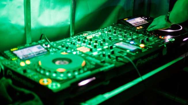 Azan Dijadikan Lagu Remix untuk 'Dugem', DJ Ini Dikecam