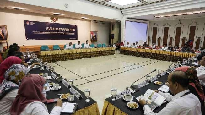 Ketua KPU RI Juri Ardiantoro didampingi komisioner KPU RI Ferry Kurnia Rizkiyansyah dan Arief Budiman, memimpin Rapat Evaluasi Pengelolaan dan Pelayanan Informasi Publik di lingkungan KPU di Jakarta, Selasa (4/4).
