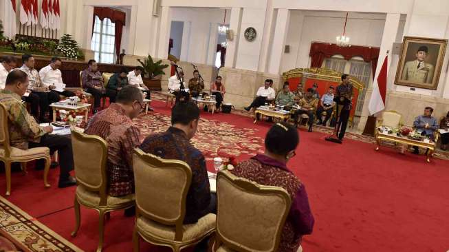 Presiden Joko Widodo (kedua kanan) didampingi Wakil Presiden Jusuf Kalla (kanan) memimpin Sidang Kabinet Paripurna terkait pagu indikatif RAPBN 2018 di Istana Negara, Jakarta, Selasa (4/4). 
