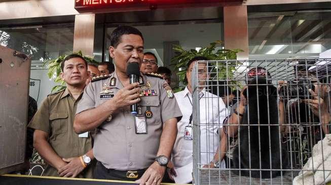 Barang bukti perdagangan satwa dilindungi, Orangutan (Pongo Pygmaeus) dan Beruang Madu (Helarctos Malayanus) serta Macan Dahan (Neofelis Nebulosa) saat rilis di Polda Metro Jaya, Jakarta, Selasa (4/4).