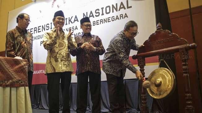 Ketua MPR RI Zulkifli Hasan membuka acara Pra Konferensi Nasional Etika Berbangsa dan Bernegara di Jakarta, Rabu (5/4/2017). [Suara.com/Kurniawan Mas'ud]