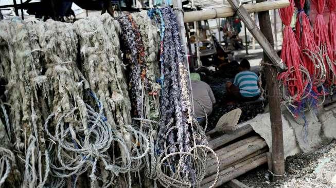 Salah satu suasana tempat produksi kerang hijau di kawasan Cilincing, Jakarta, Rabu (5/4/2017). [Suara.com/Oke Atmaja]