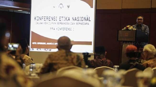 Ketua MPR RI Zulkifli Hasan berbicara dalam acara Pra Konferensi Nasional Etika Berbangsa dan Bernegara di Jakarta, Rabu (5/4/2017). [Suara.com/Kurniawan Mas'ud]