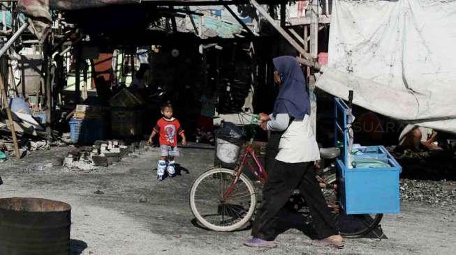 Suasana di salah satu tempat produksi kerang hijau di kawasan Cilincing, Jakarta, Rabu (5/4/2017). [Suara.com/Oke Atmaja]