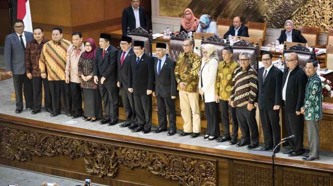 Pimpinan DPR Fadli Zon (ketujuh kiri), Fahri Hamzah (keenam kiri), Taufik Kurniawan (kedelapan kiri), Agus Hermanto (kesembilan kiri) berfoto bersama dengan tujuh komisioner KPU dan lima komisioner Bawaslu terpilih disela rapat Paripurna masa persidangan IV tahun sidang 2016-2017 di Komplek Parlemen Senayan, Jakarta, Kamis (6/4).