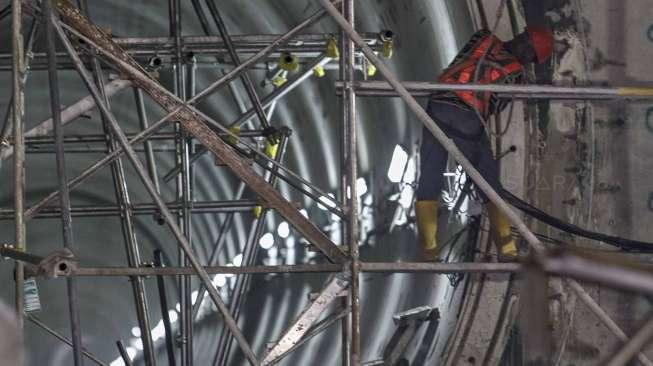 Pekerja menyelesaikan proyek pembangunan Mass Rapid Transit (MRT) tahap I koridor selatan-utara yang menghubungkan kawasan Lebak Bulus hingga Bundaran HI, Jakarta, Kamis (6/4).