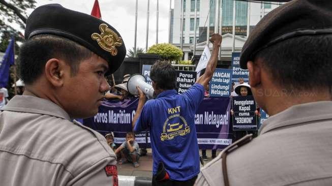 Puluhan aktivis nelayan melakukan aksi di depan kantor Kementerian Kelautan Dan Perikanan, di Jakarta, Kamis (6/4).