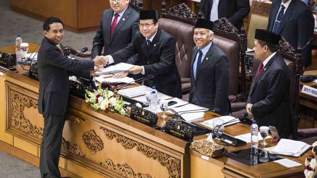 Pimpinan DPR Taufik Kurniawan (ketiga kiri) menerima laporan mengenai hasil uji kelayakan dan kepatutan calon anggota KPU dan Bawaslu RI, dari Ketua Komisi II Zainuddin Amali (kiri) didampingi Fadli Zon (kedua kiri), Agus Hermanto (kedua kanan) dan Fahri Hamzah (kanan) saat rapat Paripurna masa persidangan IV tahun sidang 2016-2017 di Komplek Parlemen Senayan, Jakarta, Kamis (6/4). 