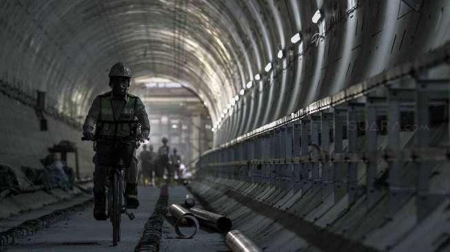 Pekerja menyelesaikan proyek pembangunan Mass Rapid Transit (MRT) tahap I koridor selatan-utara yang menghubungkan kawasan Lebak Bulus hingga Bundaran HI, Jakarta, Kamis (6/4).