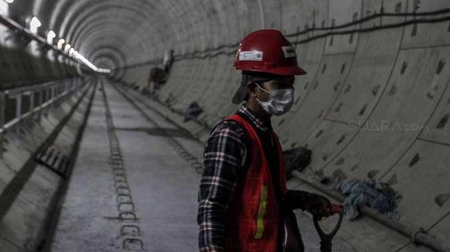 Pekerja menyelesaikan proyek pembangunan Mass Rapid Transit (MRT) tahap I koridor selatan-utara yang menghubungkan kawasan Lebak Bulus hingga Bundaran HI, Jakarta, Kamis (6/4).