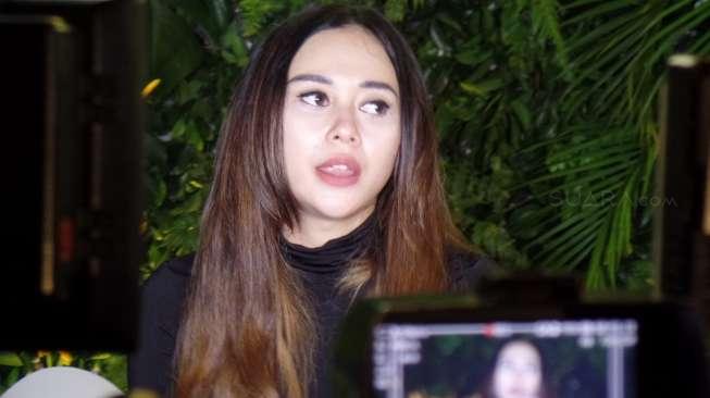 Meski Ditinggal tanpa Kejelasan, Aura Kasih Tak Mau Anak Membenci Ayahnya