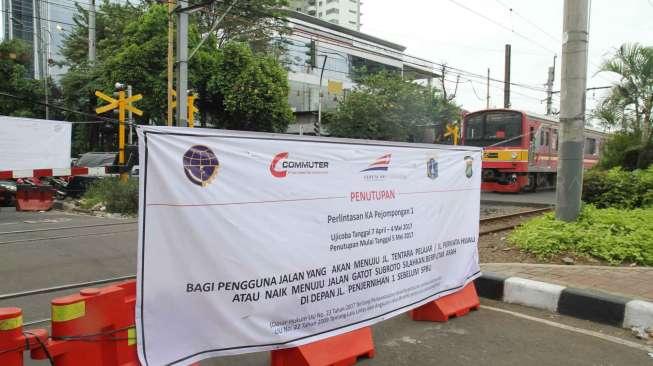 Sosialisasi penutupan pintu perlintasan kereta api Pejompongan I di Jakarta, Jumat (7/4).