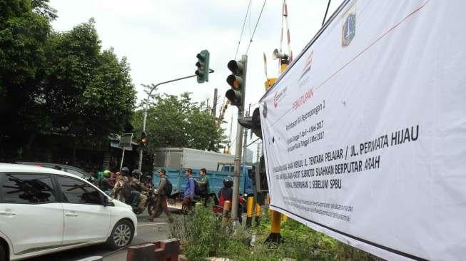 Sosialisasi penutupan pintu perlintasan kereta api Pejompongan I di Jakarta, Jumat (7/4).