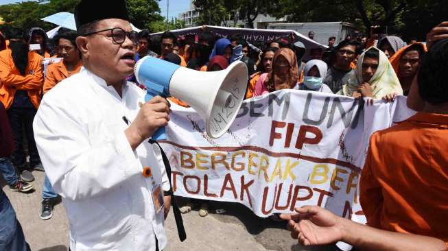 Rektor Universitas Negeri Makassar (UNM) Husain Syam berusaha membubarkan aksi mahasiswa UNM yang berunjuk rasa di depan kampus UNM Makassar, Sulawesi Selatan, Jumat (7/4).