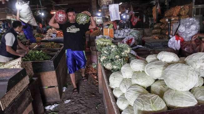 Pedagang sembako di Pasar Senen, jakarta, Jumat (7/4).