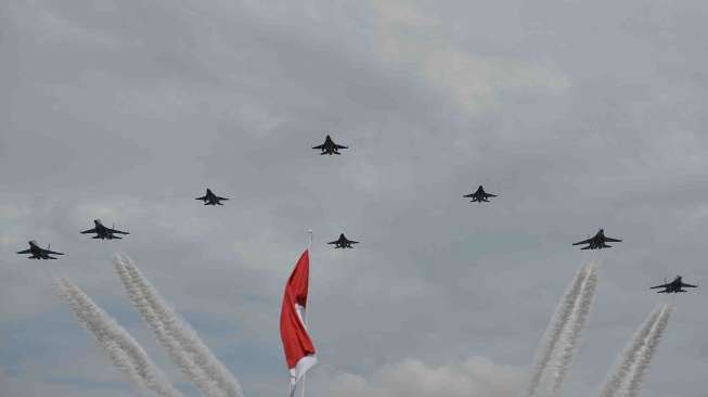 Sejumlah pesawat jet tempur TNI AU melakukan "flying pass" ketika gladi bersih Upacara Peringatan ke-71 Hari TNI AU tahun 2017 di Lanud Halim Perdanakusuma, Jakarta, Jumat (7/4).