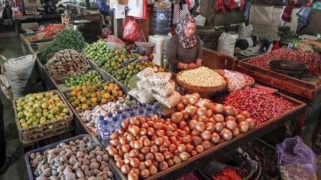 Pedagang sembako di Pasar Senen, jakarta, Jumat (7/4).