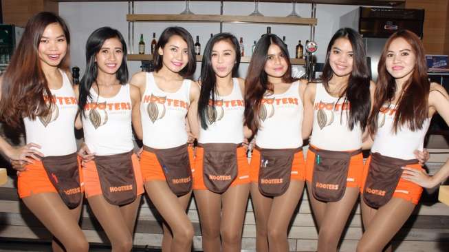 'Manjakan Mata' dengan Pelayan Seksi di Hooters