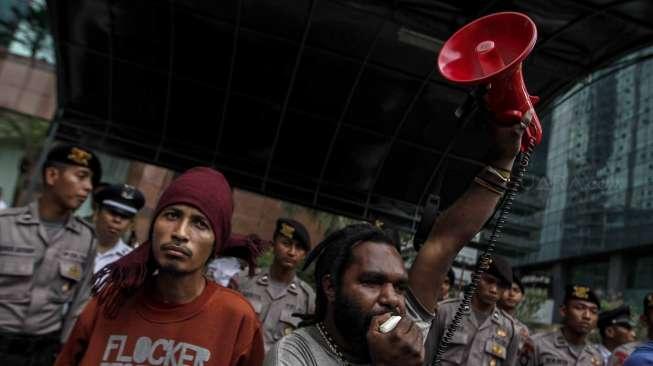 Puluhan aktivis dari Aliansi Mahasiswa Papua (AMP) dan Front Rakyat Indonesia Untuk West Papua (FRI-WEST PAPUA) melakukan aksi di depan kantor PT Freeport Indonesia di Jakarta, Jumat (7/4).