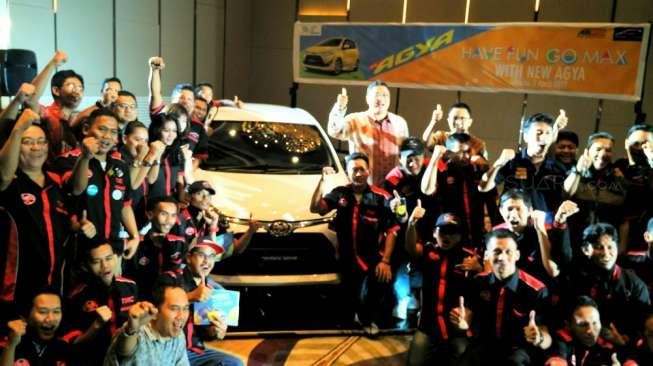 Para anggota komunitas dengan New Toyota Agya sebagai background-nya di acara Kumpul Komunitas di Jakarta. (Suara.com/Insan Akbar Krisnamusi)