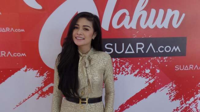 Hesty 'Klepek-Klepek Mendadak Ngepop Isi Acara 'Suara Idol'