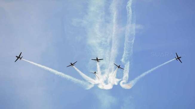 TNI Angkatan Udara memperagakan aktraksi manuver pesawat tempur pada puncak Peringatan Hari ke-71 TNI Angkatan Udara (AU) di Lanud Halim Perdanakusuma, Jakarta, Minggu (9/4).