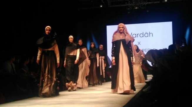 Koleksi Irna Mutiara melalui labelnya Irna La Perle di MUFFEST Indonesia 2017. [Suara.com/Dinda Rachmawati]