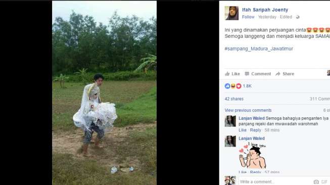 Gokil! Pengantin Ini Nekat Becek-becekan Menuju Resepsi