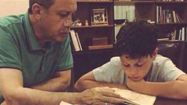 Foto Presiden Erdogan Ajarkan Cucu Baca Alquran Jadi Viral