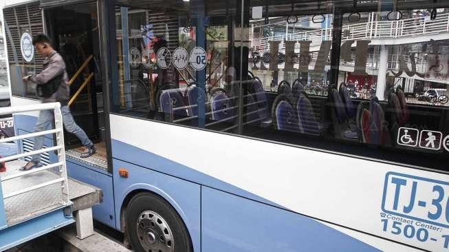 Penumpang menggunakan jasa Bus Transjakarta Maxi di Jakarta, Senin (10/4).