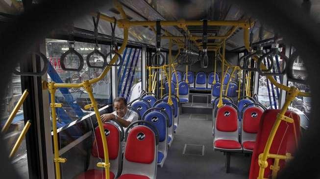 Penumpang menggunakan jasa Bus Transjakarta Maxi di Jakarta, Senin (10/4).