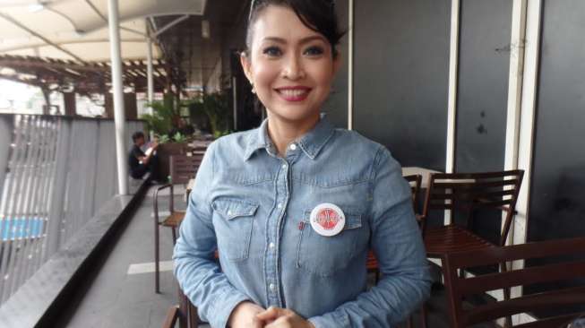 Ratna Listy saat ditemui di ajang 'Suara Idol' di Senayan, Jakarta, Minggu (9/4/2017). [Suara.com/Ismail]