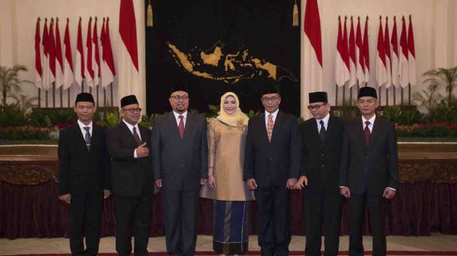 (Kiri ke kanan) Komisioner KPU Pramono Ubaid Tanthowi, Arief Budiman, Ilham Saputra, Evi Novida Ginting Manik, Hasyim Asy'ari, Viryan, dan Wahyu Setiawan berpose bersama seusai pelantikan Komisioner KPU dan Anggota Bawaslu di Istana Negara, Jakarta, Selasa (11/4). 