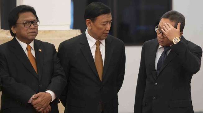 Ketua MPR Zulkifli Hasan (kanan) berbincang dengan Menko Polhukam Wiranto (tengah) dan Ketua DPD Oesman Sapta Odang dalam pelantikan Komisioner KPU dan Anggota Bawaslu di Istana Negara, Jakarta, Selasa (11/4). 