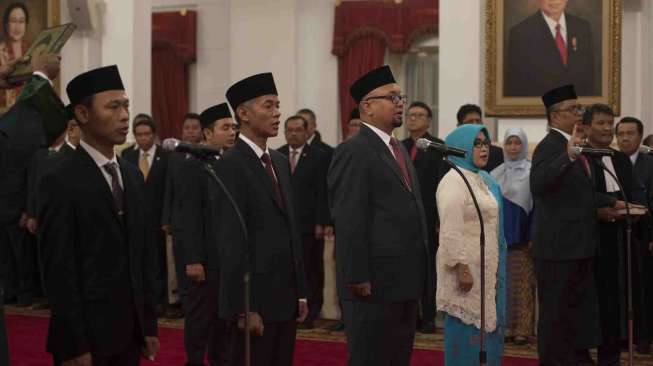 Para Komisioner KPU dan anggota Bawaslu terpilih mengucapkan sumpah dalam pelantikan Komisioner KPU dan Anggota Bawaslu di Istana Negara, Jakarta, Selasa (11/4).