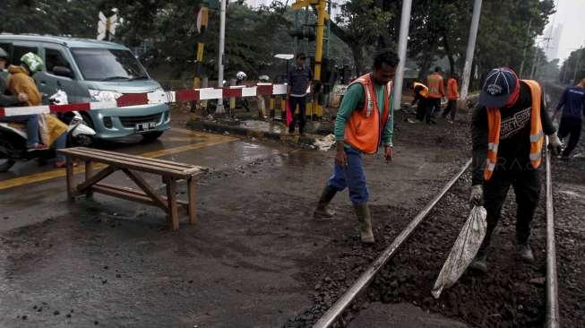 Pekerja melakukan panambalan jalur perlintasan rel kerera api di kawasan Latuharhari, Menteng, Jakarta, Selasa (11/4).