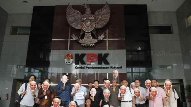 Aksi dukungan untuk Komisi Pemberantasan Korupsi (KPK) di gedung KPK, Kuningan, Jakarta Selatan, Selasa (11/4) .