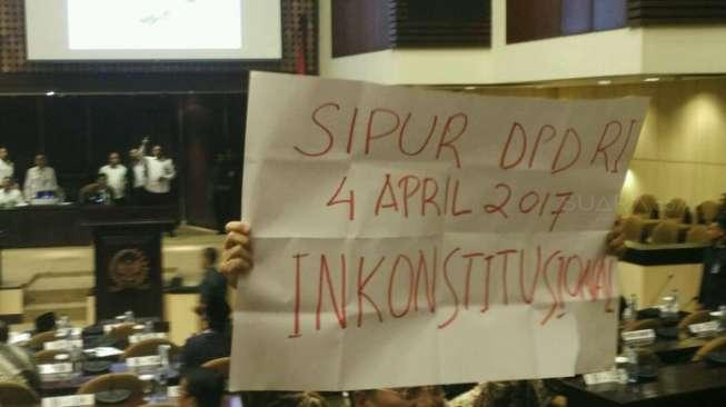 Poster Tolak Oesman Cs Terbentang di Sidang Paripurna DPD RI