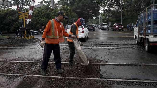 Untuk mengantisipasi keselamatan pengguna jalan yang sering terjatuh.