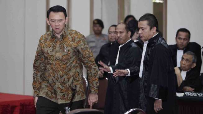 Terdakwa kasus dugaan penistaan agama Basuki Tjahaja Purnama atau Ahok mengikuti sidang lanjutan di Auditorium Kementerian Pertanian, Jakarta, Selasa (11/4).