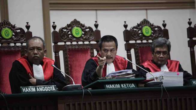 Hakim Ketua Dwiarso Budi Santiarto (tengah) memimpin sidang lanjutan kasus dugaan penistaan agama dengan terdakwa Basuki Tjahaja Purnama atau Ahok di Pengadilan Jakarta Utara, Auditorium Kementan, Jakarta, Selasa (11/4).