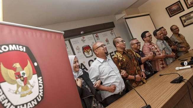 Tujuh Komisioner KPU terpilih memberikan keterangan pers seusai rapat pleno yang memilih Arief Budiman sebagai Ketua KPU yang baru di Jakarta, Rabu (12/4/2017). [Suara.com/Kurniawan Mas'ud]