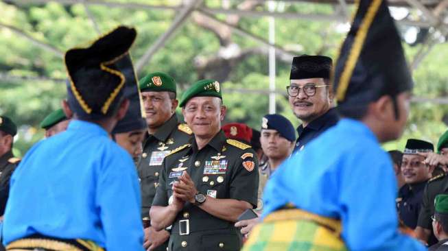 Upacara pergantian nama Kodam di Lapangan Karebosi Makassar, Sulawesi Selatan, Rabu (12/4).