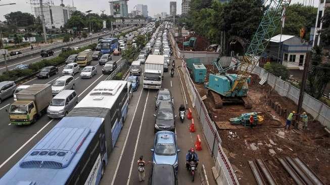 Suasana kemacetan yang terjadi di sepanjang Jalan MT. Haryono Cawang menuju arah Pancoran akibat adanya pembangunan jalan layang Pancoran, Jakarta, Rabu (12/4).