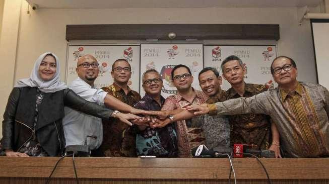 Tujuh Komisioner KPU terpilih bersama Sekjen KPU seusai rapat pleno yang memilih Arief Budiman sebagai Ketua KPU yang baru di Jakarta, Rabu (12/4/2017). [Suara.com/Kurniawan Mas'ud]