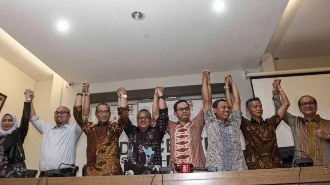 Tujuh Komisioner KPU terpilih dalam jumpa pers seusai rapat pleno yang memilih Arief Budiman sebagai Ketua KPU yang baru di Jakarta, Rabu (12/4/2017). [Suara.com/Kurniawan Mas'ud]