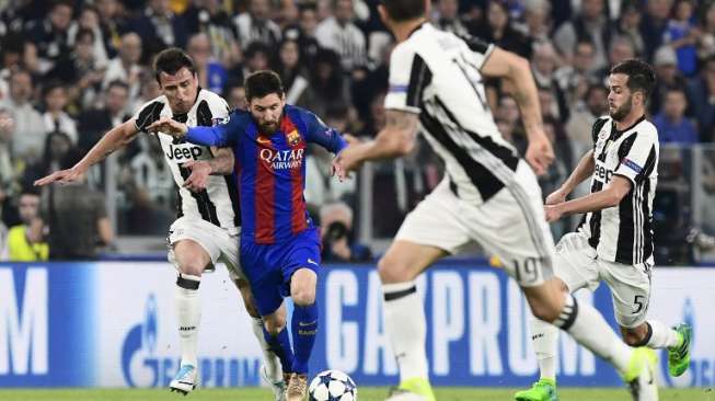 Tiga pemain Juventus mengawal laju pemain Barcelona, Lionel Messi dalam leg pertama babak perempat final Liga Champions di Juventus Stadium [AFP]