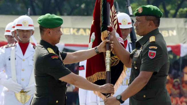 Upacara pergantian nama Kodam di Lapangan Karebosi Makassar, Sulawesi Selatan, Rabu (12/4).